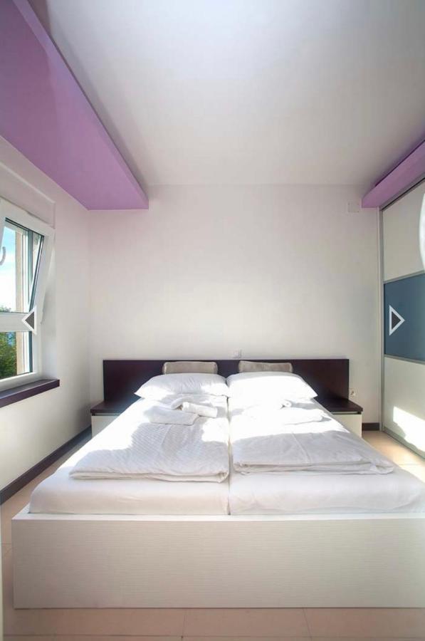 Daska Apartmani Njivice Esterno foto